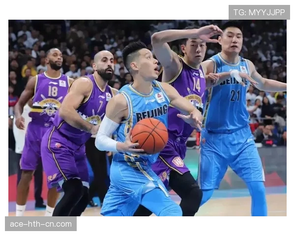 篮球比赛中脚踢球违例的具体判定规则是什么？